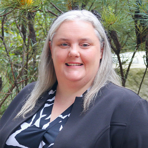 Portrait of Dr Lisa McCallum